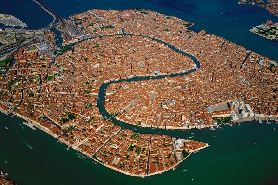 Luchtfoto van de oude stad Venetië en de omliggende lagunes
