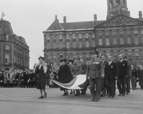 Bijzetting van de Indonesische urn op de Dam in Amsterdam, 29 april 1950