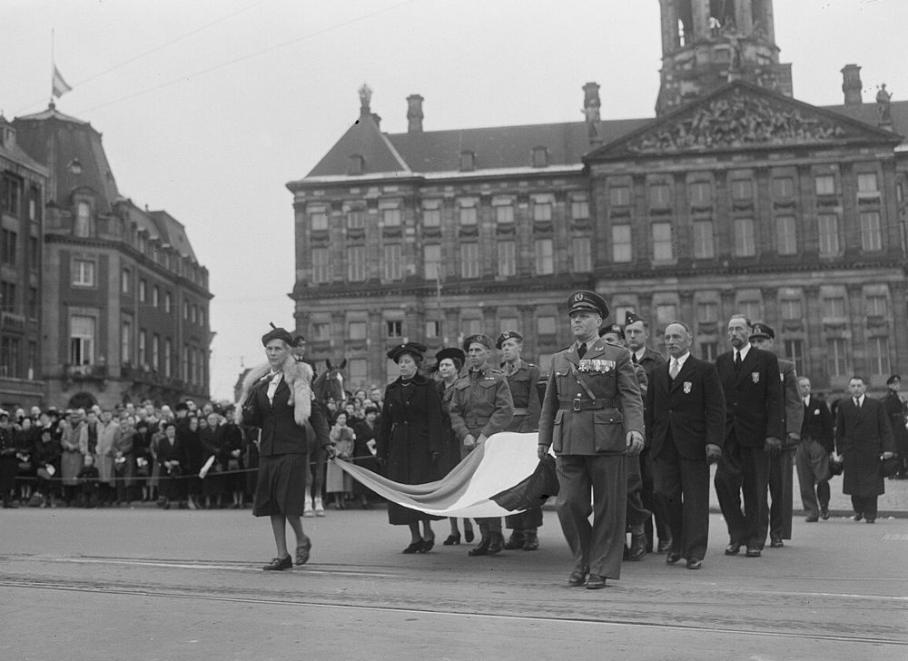 Bijzetting van de Indonesische urn op de Dam in Amsterdam, 29 april 1950