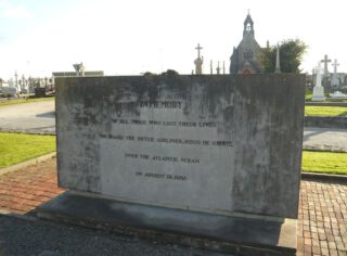 Herdenkingssteen op de begraafplaats in Galway