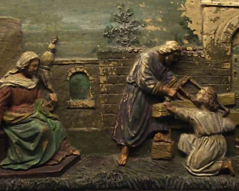 Jezus assisteert Jozef tijdens zijn werk met een zaag, terwijl Maria toekijkt