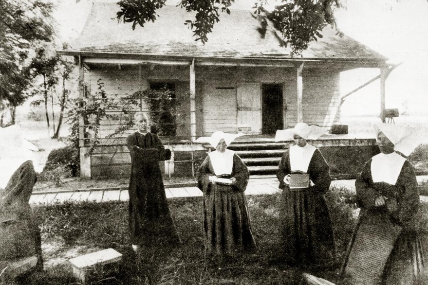 De eerste vier nonnen die vanaf 1896 de medische zorg voor de leprozen op zich namen