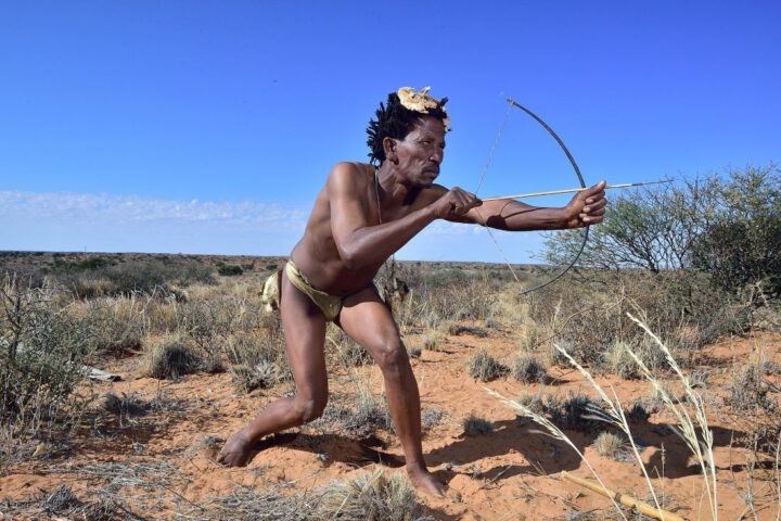 Een lid van de San-stam in Zuid-Afrika. Veel leden van deze stam leven vandaag de dag nog als jager-verzamelaar