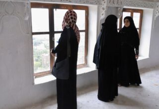 Enkele vrouwen in Yemen met een abaya