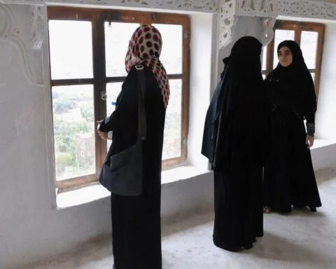 Enkele vrouwen in Yemen met een abaya