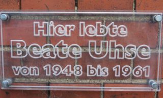 Herdenkingsbordje bij een voormalige woning van Beate Uhse in Flensburg