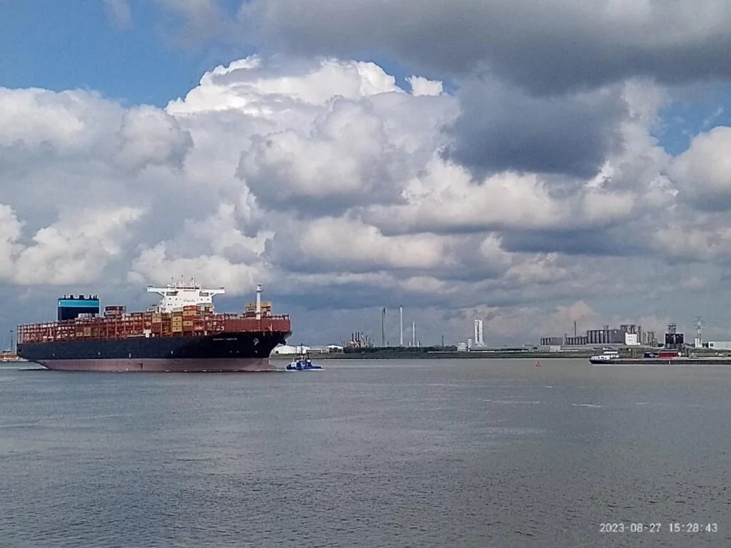 Zicht op de noordelijke Antwerpse havensector Lillo vanop de Scheldedijk in Doel. 