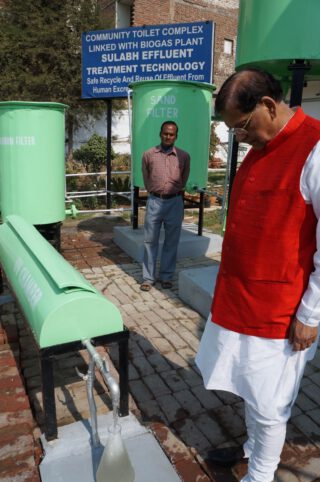 Dr. Pathak bij de duurzame installatie van het toiletgebouw.