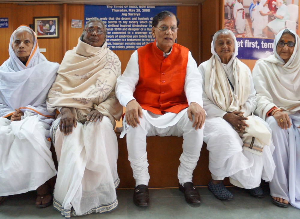 Dr. Pathak samen met weduwen uit Varanasi die Sulabh ondersteunt.