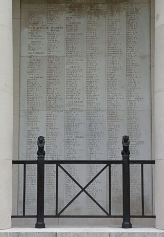 Een van de panelen met de namen van vermiste doden in de Menenpoort