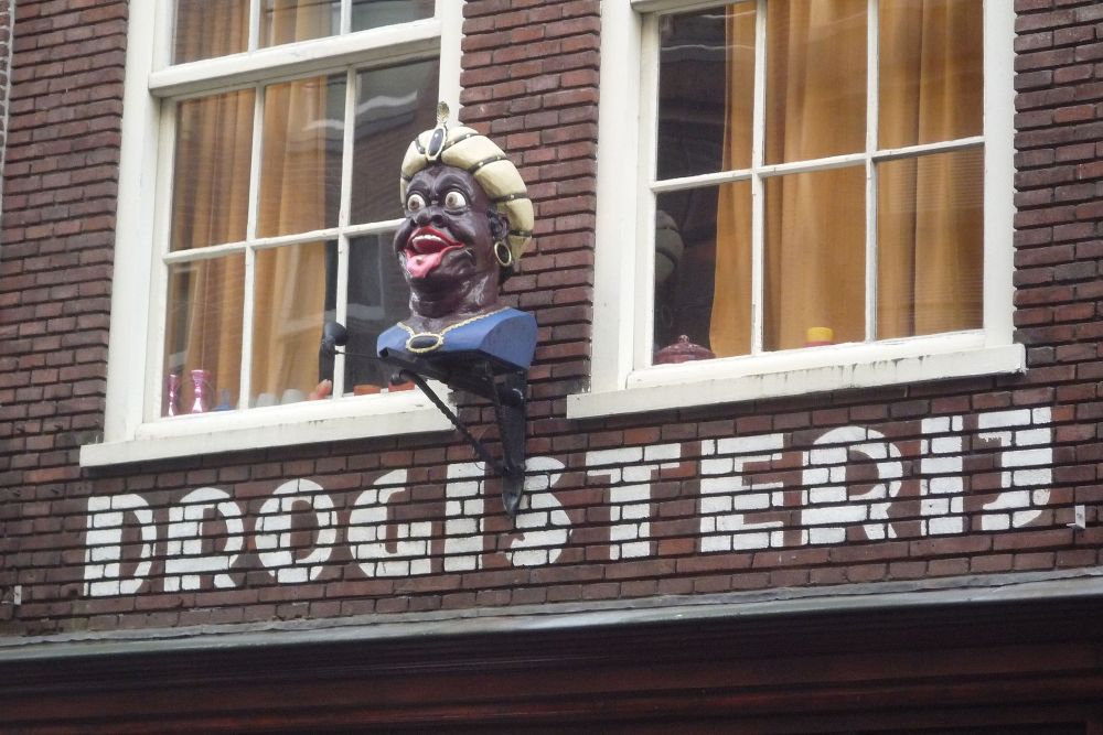 Gaper bij een pand aan de de Herenstraat in Amsterdam 