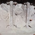 Verweerde grafsteen die ooit het familiegraf van de Van Ghisteles sierde. Dorpskerk van Zuiddorpe