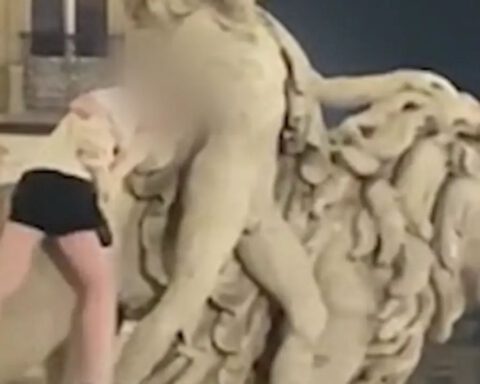 Ierse toerist breekt fakkel van beeld bij beursgebouw in Brussel