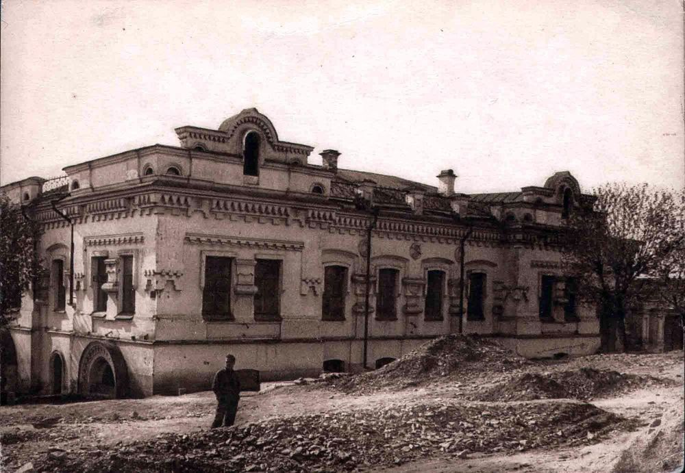 Het (inmiddels gesloopte) Ipatjev-huis in Jekaterinenburg in 1928. In de kelder werden tsaar Nicolaas II en zijn gezin in juli 1918 geëxecuteerd.