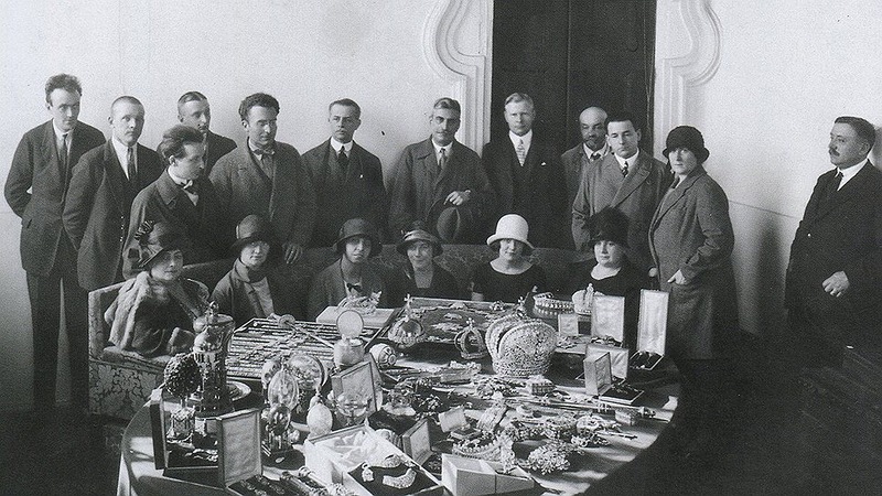 Een foto circa 1918, gepubliceerd in 1922, toont de in beslag genomen Russische kroonjuwelen.