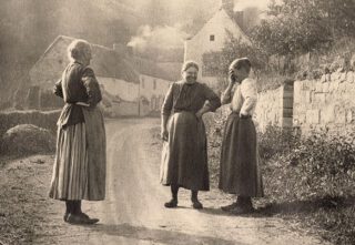 Drie kletsende vrouwen op een landweg. Of het labbekakken waren hebben wij niet kunnen achterhalen.
