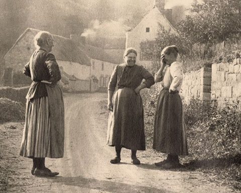 Drie kletsende vrouwen op een landweg. Of het labbekakken waren hebben wij niet kunnen achterhalen.