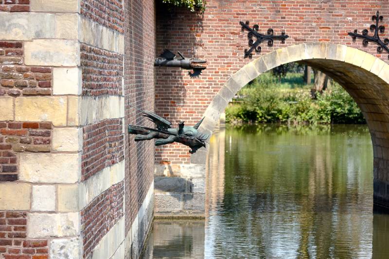 Koperen waterspuwers aan de kasteelmuur van Kasteel Heeswijk-Dinther