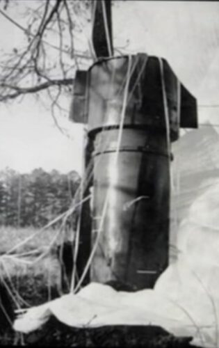 Een van de Mark 39-kernwapens bij Goldsboro, grotendeels intact, met de parachute er nog aan