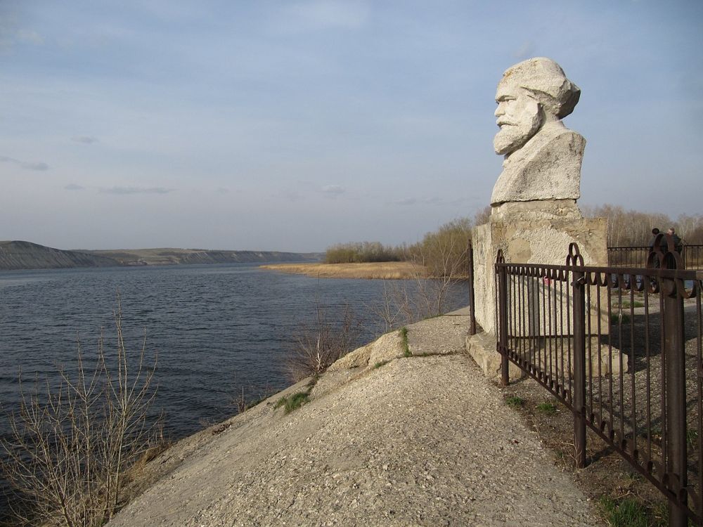 Buste van Marx in de haven van Marx, voorheen Marxstadt