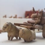 Model van klei en hout van een stierenkar met landbouwproducten in grote potten uit Mohenjo-daro. Deze site werd verlaten in de 19e eeuw voor Christus.