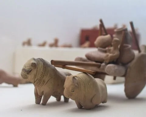 Model van klei en hout van een stierenkar met landbouwproducten in grote potten uit Mohenjo-daro. Deze site werd verlaten in de 19e eeuw voor Christus.