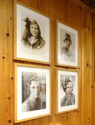 Vier portretten van Maillart in het museum van Chandolin.