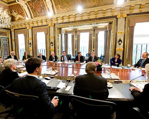 Het kabinet-Rutte vergadert voor de eerste maal in de Trêveszaal, 2010