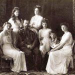 Tsaar Nicolaas II met zijn vrouw Alexandra en hun vijf kinderen in 1913.