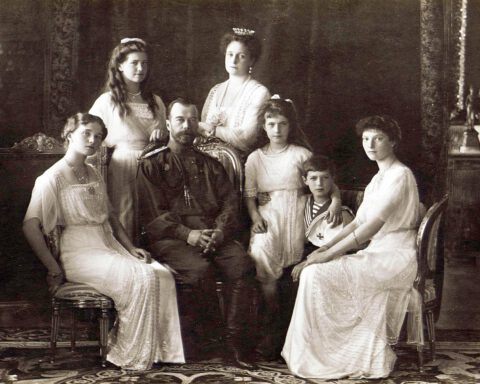 Tsaar Nicolaas II met zijn vrouw Alexandra en hun vijf kinderen in 1913.
