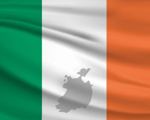 Vlag van Ierland met daarop de contouren van het land, die niet te zien zijn op de officiële vlag