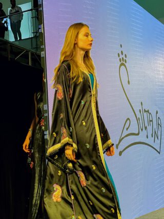 Vrouw in een luxe abaya, 2021