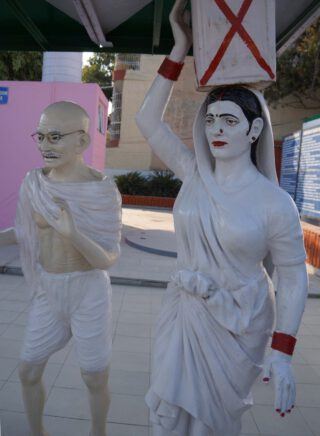 De beeldengroep op de Sulabh-campus met Gandhi en een tonnenophaalster.