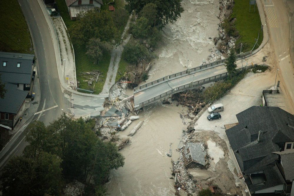 Verwoeste brug tijdens de overstromingen in Slovenië, augustus 2023
