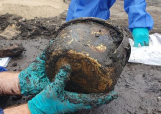 Vondst van een zeventiende-eeuwse koperen ketel uit een van de waterputten.