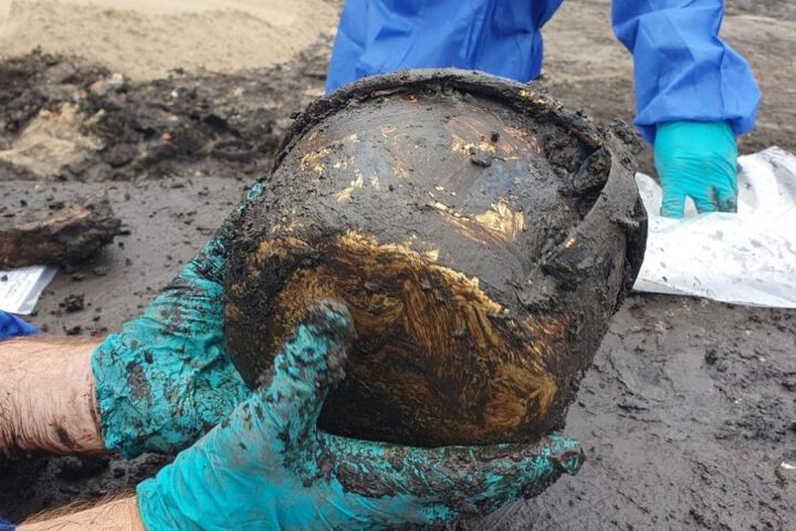 Vondst van een zeventiende-eeuwse koperen ketel uit een van de waterputten.