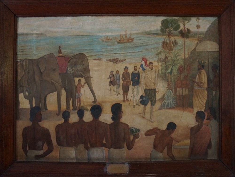 Stephen LaBrooy bij het schilderij van de landing van Joris van Spilbergen bij Batticaloa.