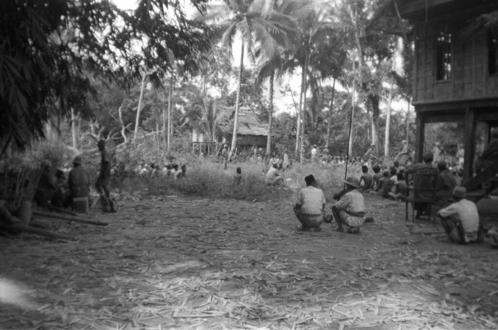 Executie van inwoners van kampong Salomoni, Zuid-Celebes, door militairen van het Depot Speciale Troepen. 