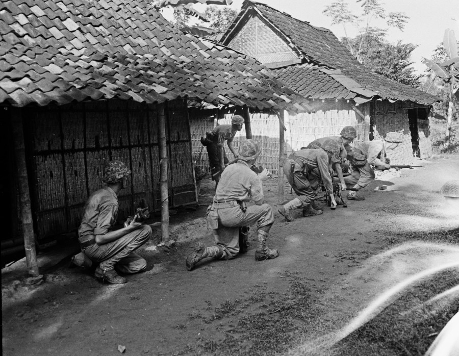 Nederlandse mariniers op verkenning in een kampong nabij Surabaya, Oost-Java. De foto is gemaakt op 25 april 1946.