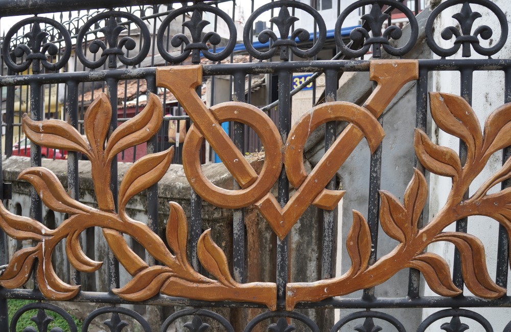 In het hekwerk van de Wolvendaalse kerk in Colombo zijn de letters VOC verwerkt.