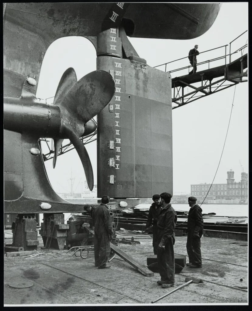 Cor Jaring - Amsterdamse havenwerkers bij de schroef van een schip 