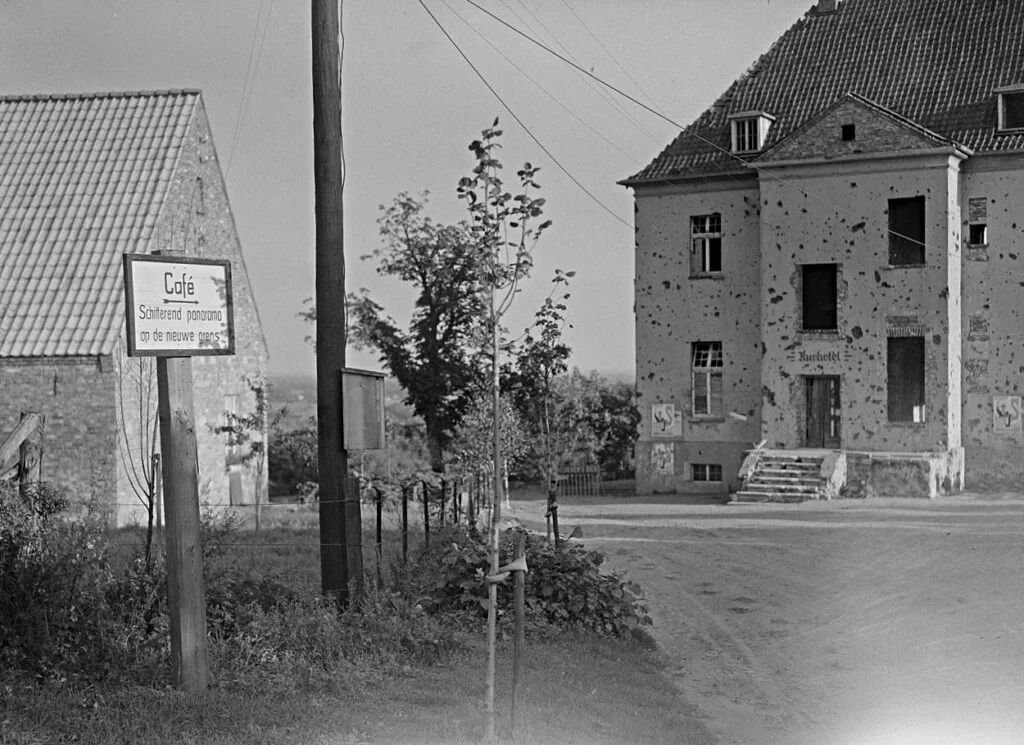 Een bordje voor het door geschut beschadigde Kurhotel in Hoog-Elten kondigt een prachtig uitzicht op de nieuwe grens aan, 1949.