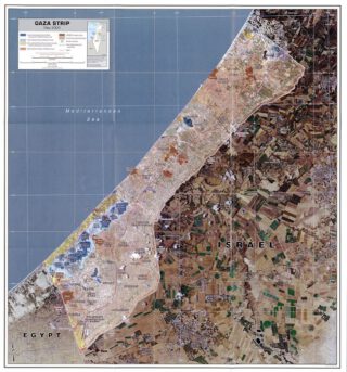 De Gazastrook in 2005, enkele maanden voor de Israëlische terugtrekking. De belangrijkste nederzettingen waren de blauw gearceerde regio's op deze kaart.