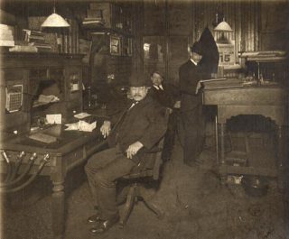 Een kantoor, met enkele spreekbuizen die aan het uiteinde van een bureau hangen, 1903