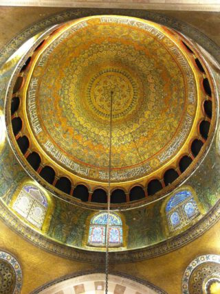 Binnenzijde van de koepel van de Al-Aqsamoskee