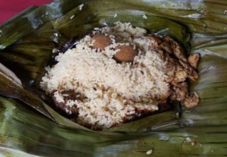 Lamprais, geserveerd in Bananenblad, afgeleid van de ‘Nederlandse’ rijsttafel.