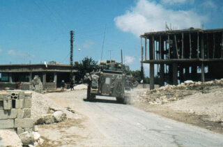 Libanonoorlog (1982) - Israëlische troepen trekken Libanon in