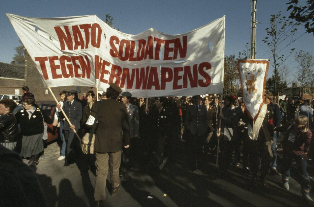 Militairen in uniform tijdens de anti kernwapendemonstratie in Den Haag, 20 oktober 1983