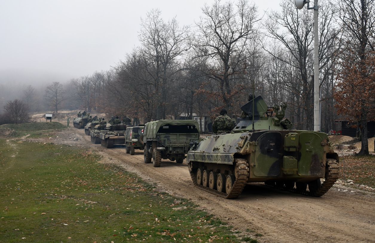 Servische troepen in de buurt van de grens van Kosovo
