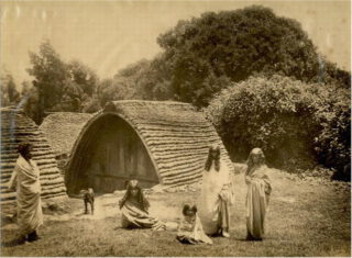 Toda-mensen voor een karakteristieke hut.Foto uit circa 1870